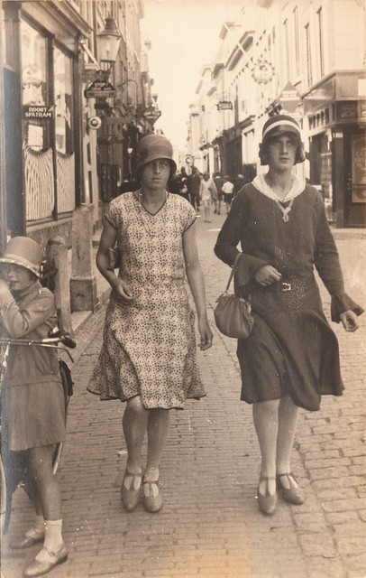 Fotokaart - Straatfoto op het Eind, twee wandelende dames (rond 1930)