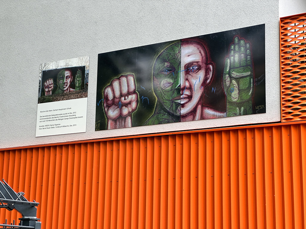Plakat-Schild mit mural am Campus Ohlauer Str. 18, Berlin-Kreuzberg ...