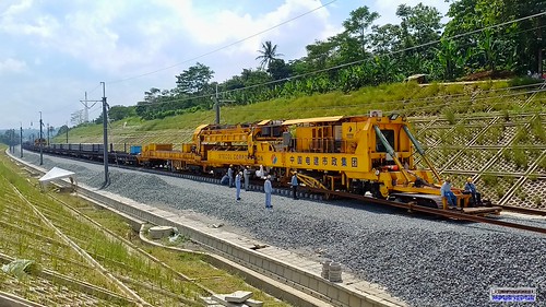 Track Laying Machine at Cikamuning Area by puryud, Track Laying Mesin di wilayah Cikamuningkeretaluarbiasa keretacepat keretaapiindonesia keretaapikita