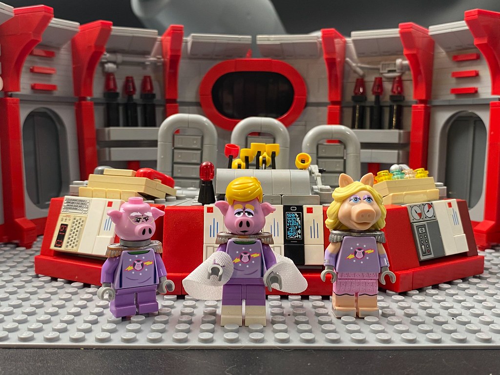LEGO MOC Pigs in Space and Swinetrek