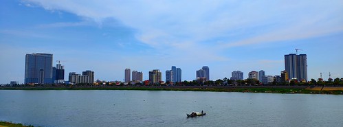 Riverside 🚣♂️ by Kent Kruhoeffer, The Riverside / Phnom Penh
In the photo above, you're looking across The Tonle Sap River, facing aw