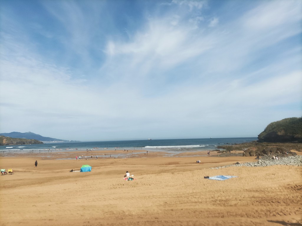 Playa la arena en este domingo de primavera con cielo parc… | Flickr