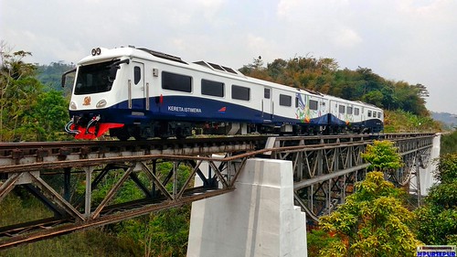 Special Train passes through Cikurutug Bridge by puryud, Kereta Istimew melewati Jembatan Cikurutugkeretaapireldiesel keretaapikita keretaluarbiasa keretaapi
