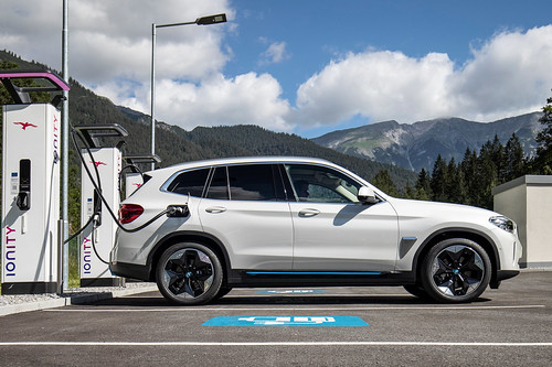 BMW oferece 1 ano de carregamentos ilimitados a compradores até 30 junho