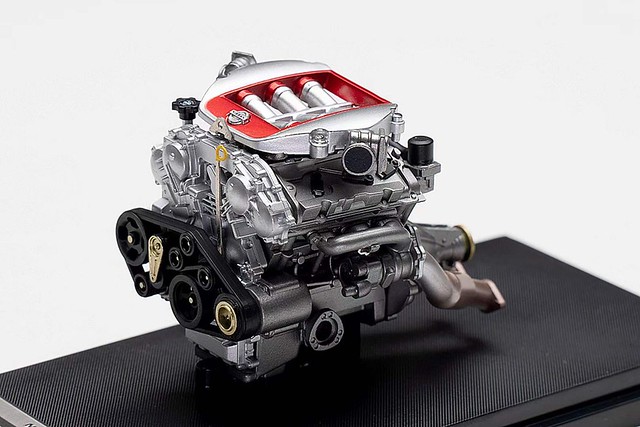 Mo hinh o to Nissan GT-R R35 50th 1 18 MotorHelix (4)