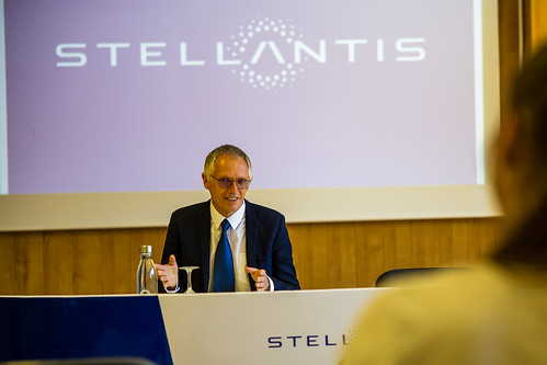 “Bruxelas tomou uma decisão emocional”: CEO Carlos Tavares comemora marco em Mangualde mas revela receios