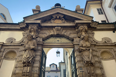 Quadrilatero della Moda di Milano: cosa vedere tra le vie meneghine del lusso 26 Entrata dell'Ex Seminario Vescovile