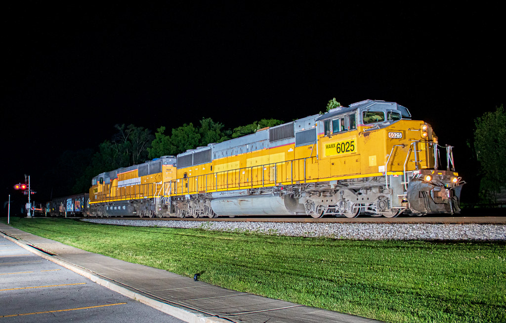 Pair of Yellows on T1 | WAMX 6025 and WAMX 6028, both former… | Flickr