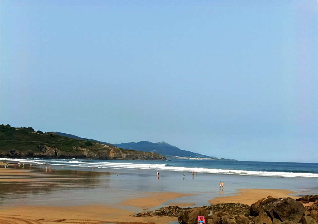 Playa la arena en este lunes veraniego con cielo parcialme… | Flickr