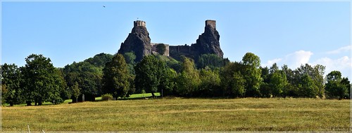 Hrad Trosky by Christoph Bieberstein, Die Burg Trosky bildet mit ihrer unverwechselbaren Silhouette das Wahrzeichen des Böhmischen Paradie