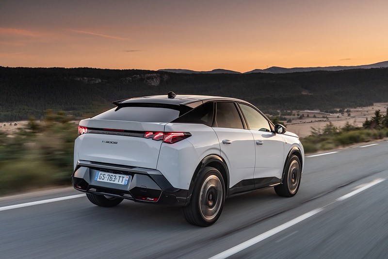 Novos Peugeot E-3008 e E-5008 LR com autonomia líder do segmento. Saibam os preços