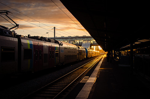 We move to the sun by Johan MTH, Le TER s'arrête ici en Gare de Nantes, enfin je suppose je sors du TGV personnellement ! Le soleil t