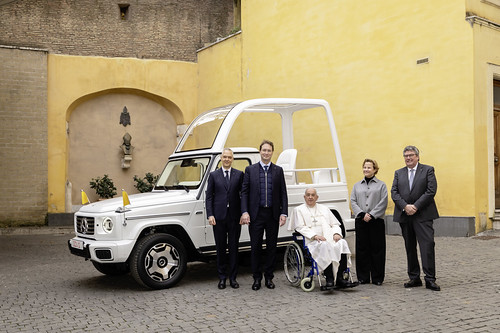 Papa Francisco rende-se à eletrificação. O Mercedes Classe G é base do novo Papamóvel