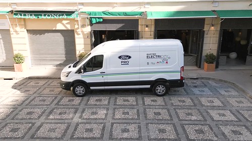 Pequenas Empresas podem poupar até 14 mil euros com furgões elétricos