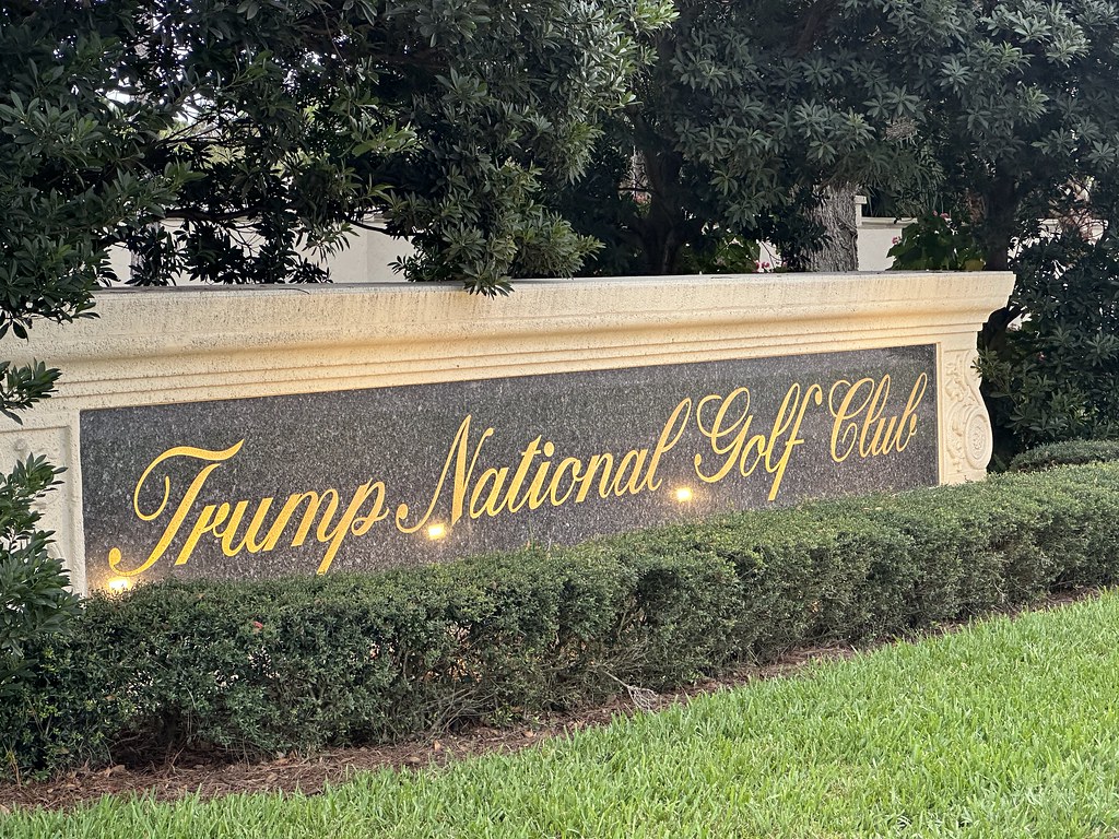 Valencia, Jupiter — Trump Golf Course in Florida — supercraigtalbert (Flickr, CC BY 2.0)