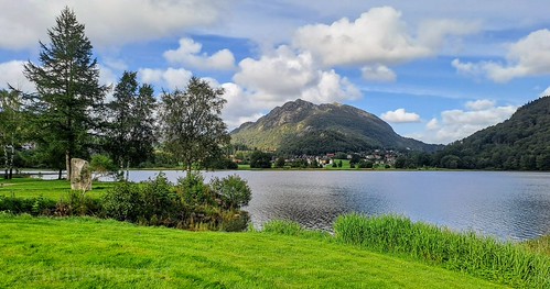 Lago Svelavatnet by vmribeiro.net, Vista tranquila do Lago Svelavatnet, perto de Bjerkreim, na Noruega. Este lago pitoresco, rodeado po