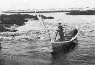 Gustav Hakkebo i en robåt