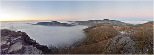 Sonnenaufgang bei Inversion auf dem Horaberg (Lipská hora) by Christoph Bieberstein, Zwischen dem 2. Weihnachtsfeiertag und Silvester 2024 stellte sich eine besondere Wetterlage ein. Ho