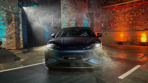 Conduzimos o BYD Sealion 7. Foca(do) na inovação e no Tesla Model Y