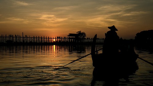 Birmanie - Le pont d' U Bein au coucher du soleil. by Gilles Daligand, Myanmar - U Bein bridge at sunsetamarapura birmanie environsdemandalay myanmar pontdubein coucherdus