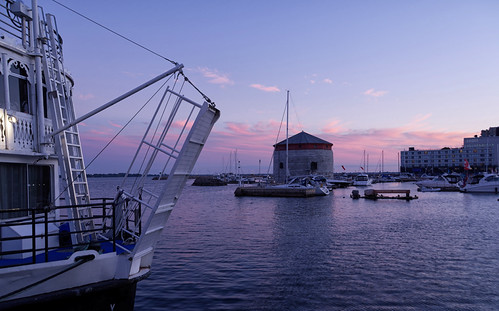 Dusk over Kingston Harbour / Crépuscule sur le port de Kingston by GEMLAFOTO, View of Shoal Martello Tower from Crawford Wharf, Kingston, Ontario, Canada
Vue de la tour Martello