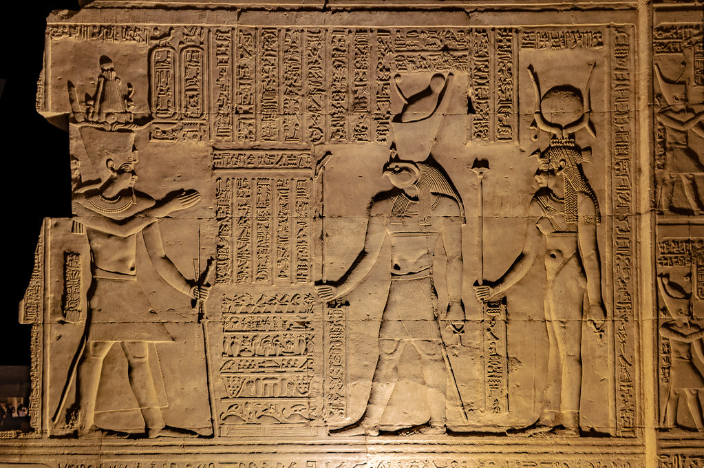 bajorrelieve faraon dios Horus y diosa Hathor
