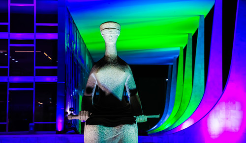 Fachada do STF iluminada com as cores da campanha do Dia Internacional da Mulher (roxo, verde e branco) - 06/03/2025