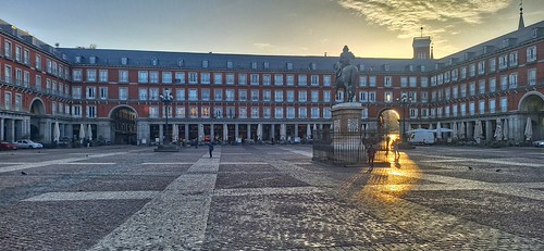Raggio di sole in Plaza Mayor by Luna y Valencia, Madridplazamayor madrid sunrise amanecer alba spagna spain