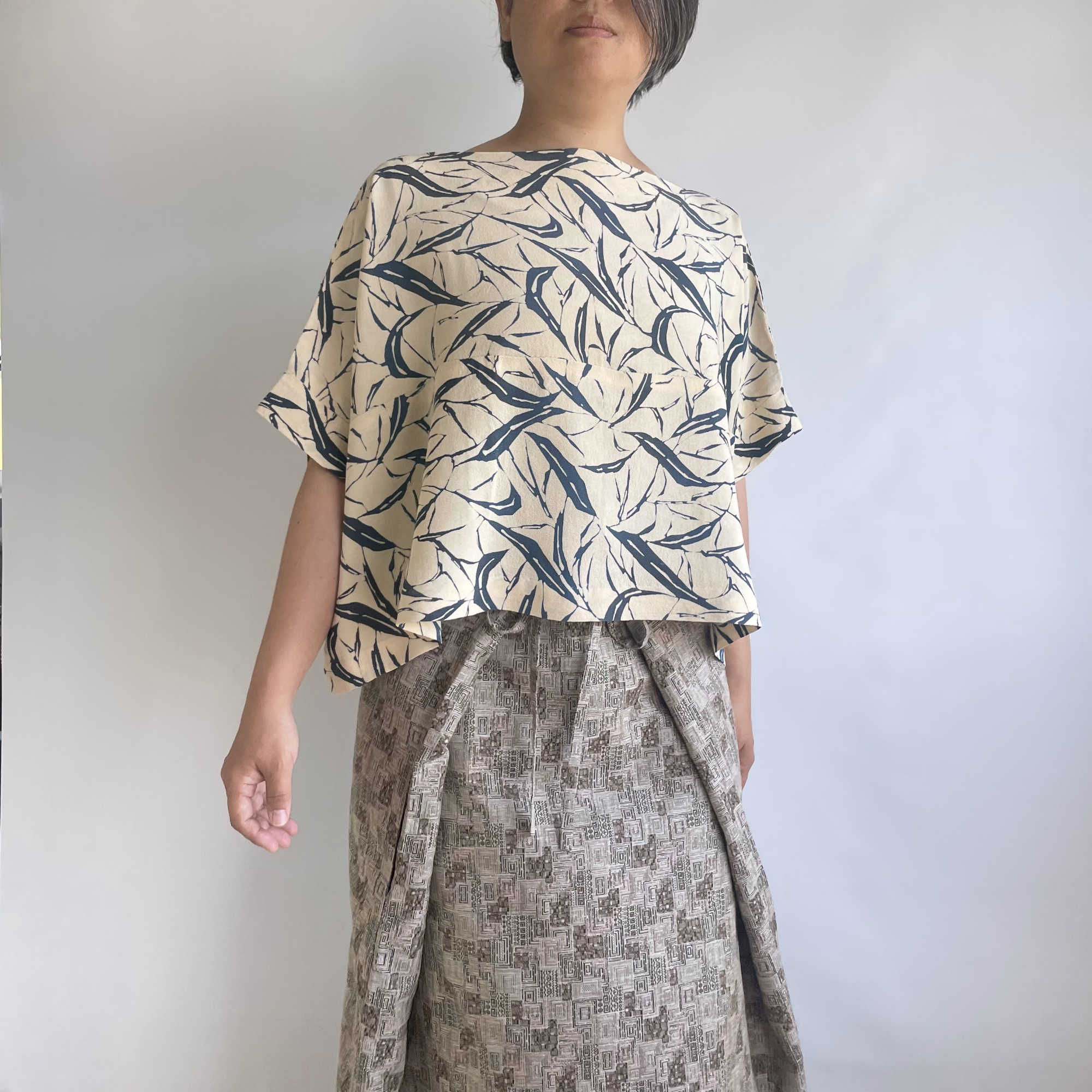 【1点もの】横づかいの幅広プルオーバー 袖付き 総手縫い -正絹 縮緬 羽織 解き 生成りに青の草 - トップス - シルク・絹 ホワイト