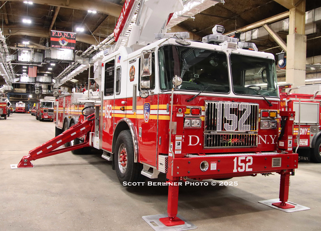 FDNY TOWER LADDER 152 | Scott Berliner | Flickr