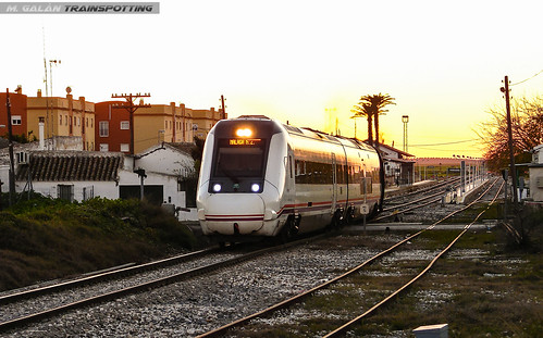 Sunset by milogalan_24Trainspotter, Unidad diesel 599 en Marchena (Sevilla). 26-12-2012trainspotting trainspotter trainspottereurope ren