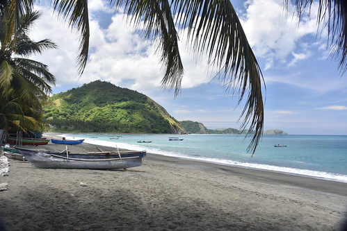 Tompotika beach view