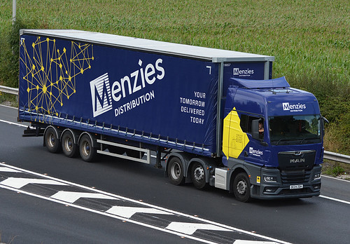 Menzies Distribution     DE24ZDH | by Harry's On The Road Truck Photos