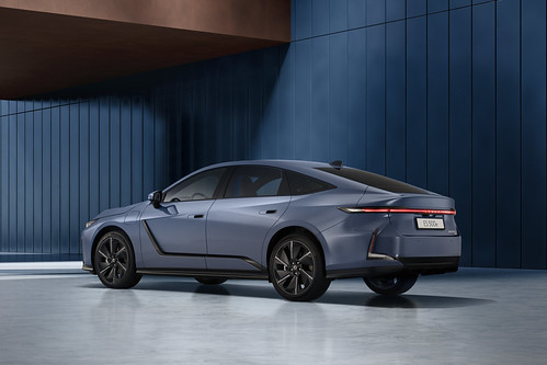Oitava geração do Lexus ES chega à Europa com versões híbrida e 100% elétrica