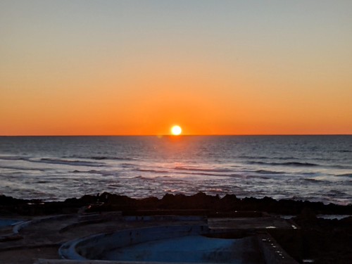 COUCHER DE SOLEIL by marsupilami92, Notre guide nous a indiqué l'heure du coucher de soleil afin de pouvoir assister à ce moment.afrique