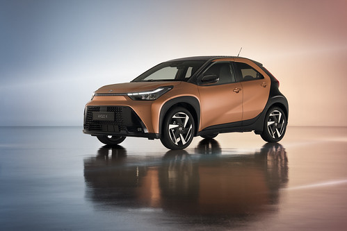 Novo Toyota Aygo X estreia tecnologia full hybrid no segmento A