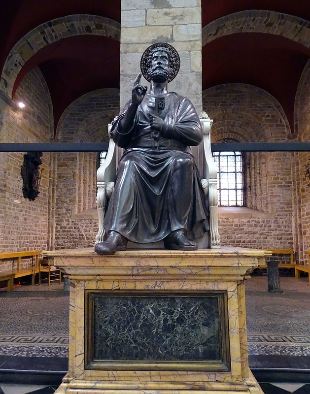 Escultura estatua San Pedro en el trono Saint-Pierre interior Iglesia de San Dionisio o Saint Denis Lieja Belgica