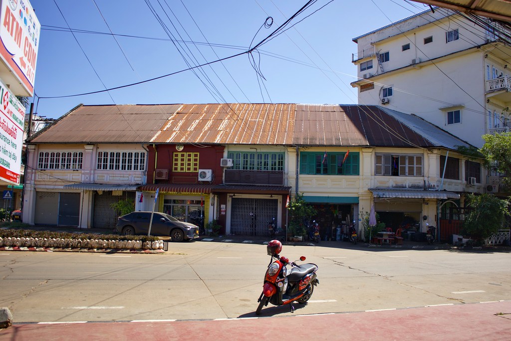 Moto aparcada en Pakse