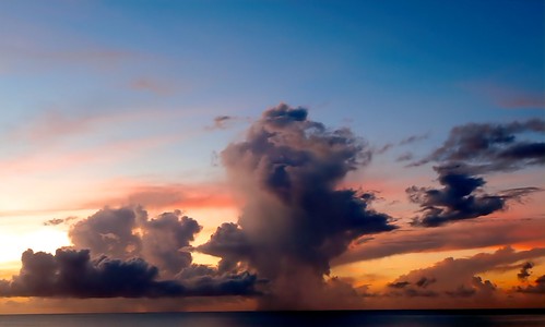 Fuego En El Cielo by KanoWithCamera, Low altitude cumulus at sunset, muy bonita.