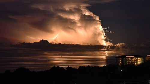 Nom de Zeus! (suite) by jeangrgoire_marin, A very flashy cloud after the sunset. Seen from Punta Engaño, looking northward at about 10 to 20 ki