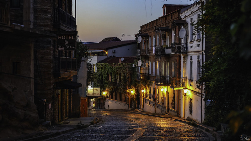 Rue du soir à Tbilissi