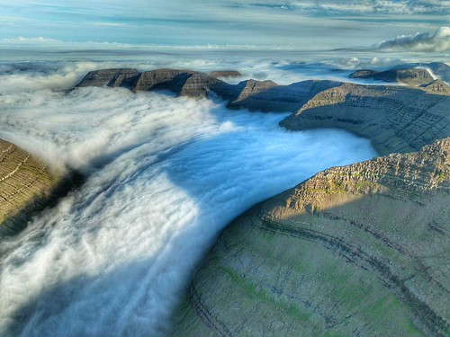 Inverted cloudbase | by 7knots