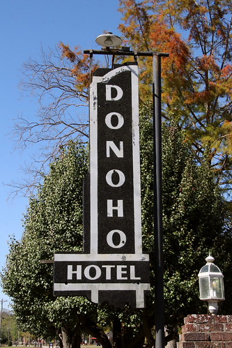 Donoho Hotel Neon Sign - Red Boiling Springs, TN | Here's ho… | Flickr