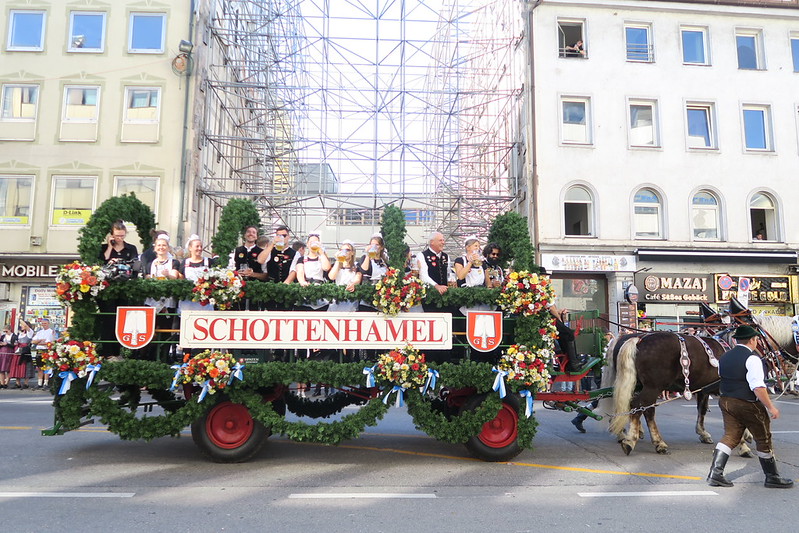 Oktoberfest parade / etdrysskanel.com