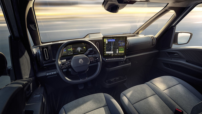 Novo Renault Trafic E-Tech não brinca em serviço: 450 km de autonomia e carregamento ultrarrápido.