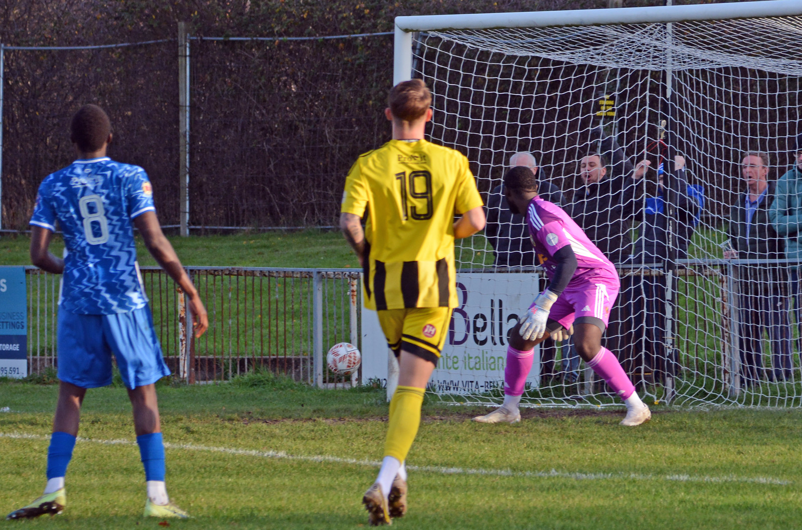 Basildon United FC v Barking FC - Saturday December 13th 2025 | Flickr