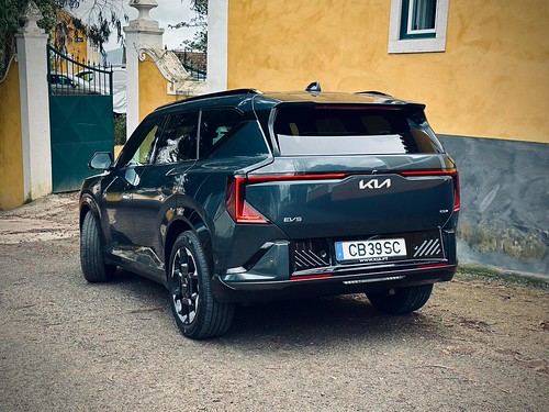 Novo Kia EV5 chega com ângulos bem definidos para marcar posição no segmento C