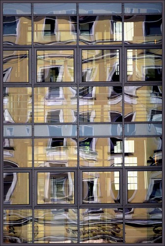 wenn 'ne Fensterspiegelung abstrakt wird | by diezin