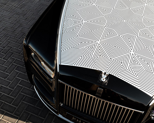 O primeiro capô gravado a laser do mundo é de um Rolls-Royce Phantom Arabesque
