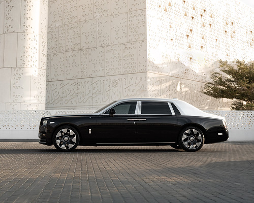 O primeiro capô gravado a laser do mundo é de um Rolls-Royce Phantom Arabesque